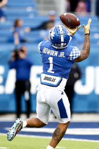 Lynn Bowden Jr.


Blue beats white, 64-10.

 
Photo by Elliott Hess | UK Athletics