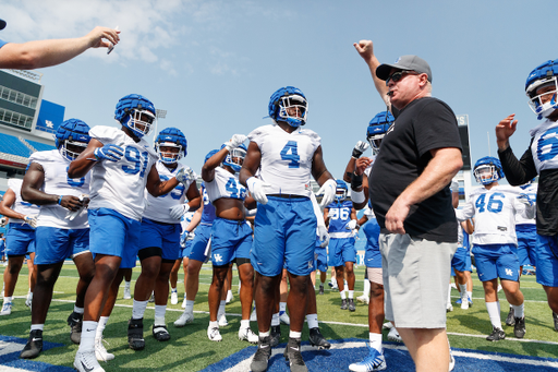 Josh Paschal. Coach Mark Stoops.

2021 Kentucky football Fanday.

Photo by Elliott Hess | UK Athletics