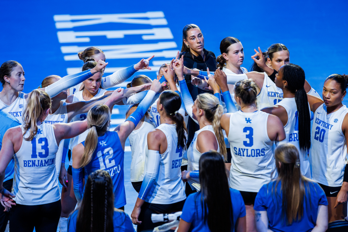 A picture of the Kentucky volleyball team in a huddle