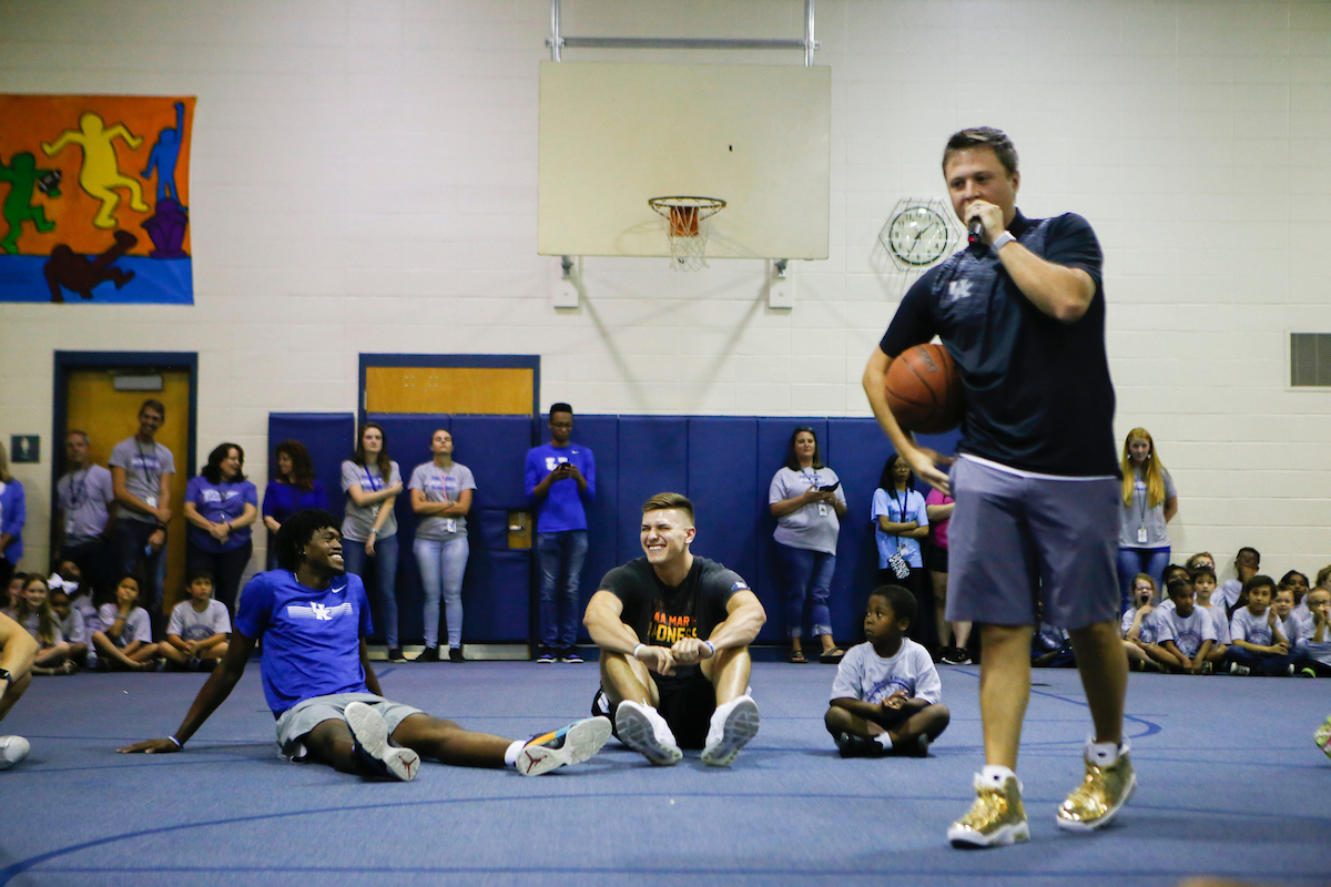 Nate Sestina, Keion Brooks Jr. 

Men's Basketball team delivers food to God’s Pantry at Picadome Elementary. 

Photo by Hannah Phillips | UK Athletics