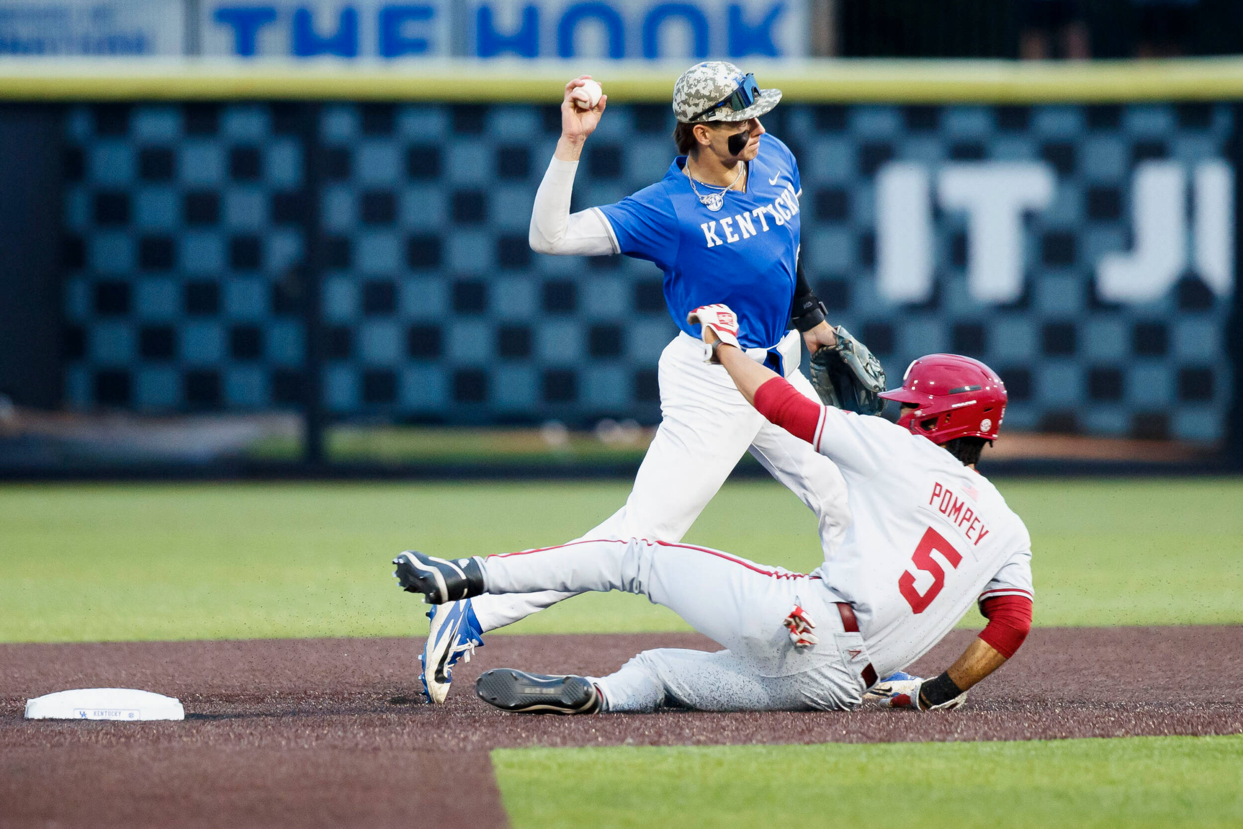Kentucky Drops See-Saw Affair on Senior Night
