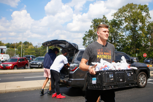 Nate Sestina

Men's Basketball team delivers food to God’s Pantry at Picadome Elementary. 

Photo by Hannah Phillips | UK Athletics