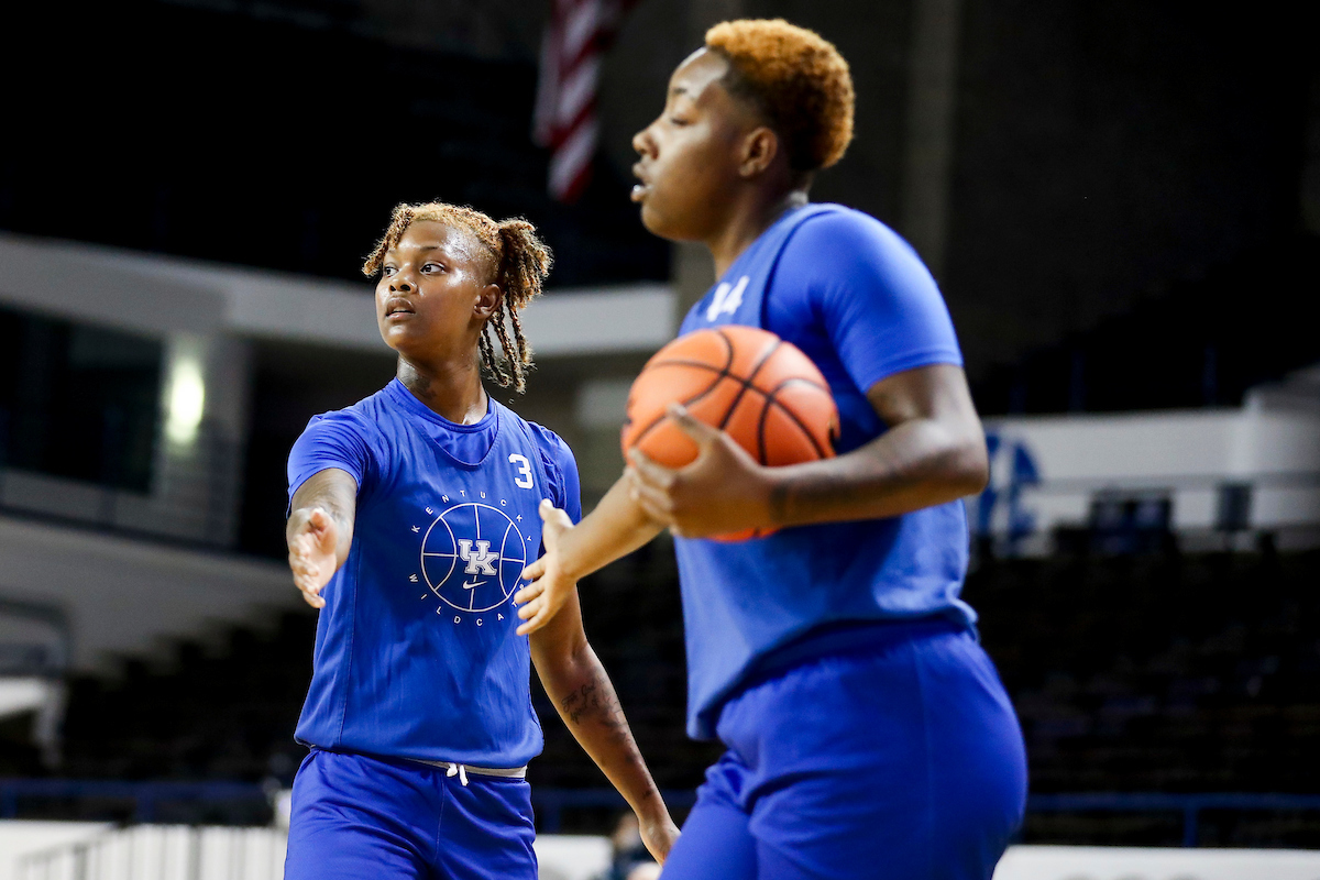 Dre’una Edwards. Jazmine Massengill. 

Women’s blue-white.

Photos by Chet White | UK Athletics