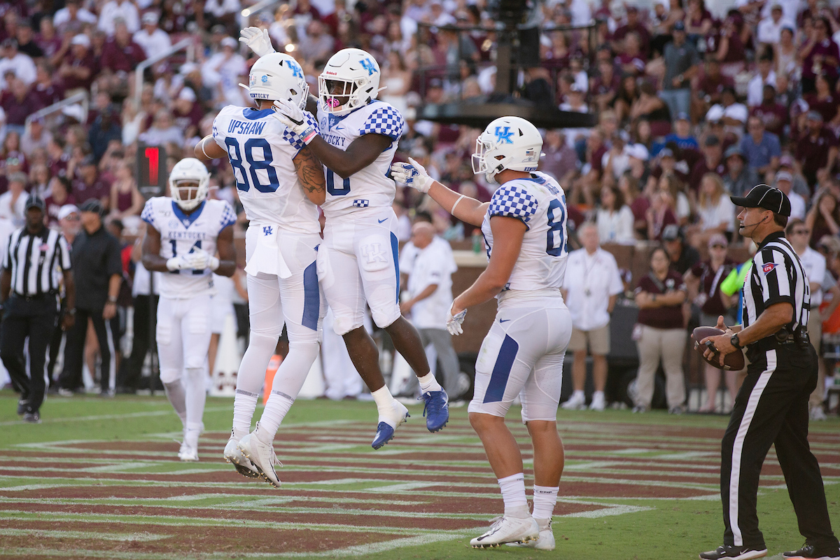 KAVOSIEY SMOKE.

Kentucky falls to Mississippi State, 28-13.

Photo by Elliott Hess | UK Athletics
