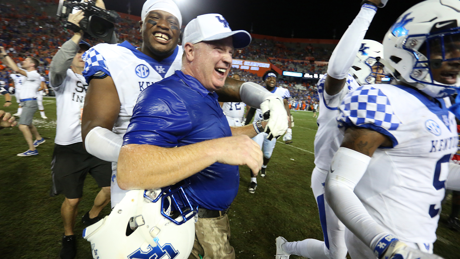 Streak Over! Cats Top Gators 27-16 in Gainesville