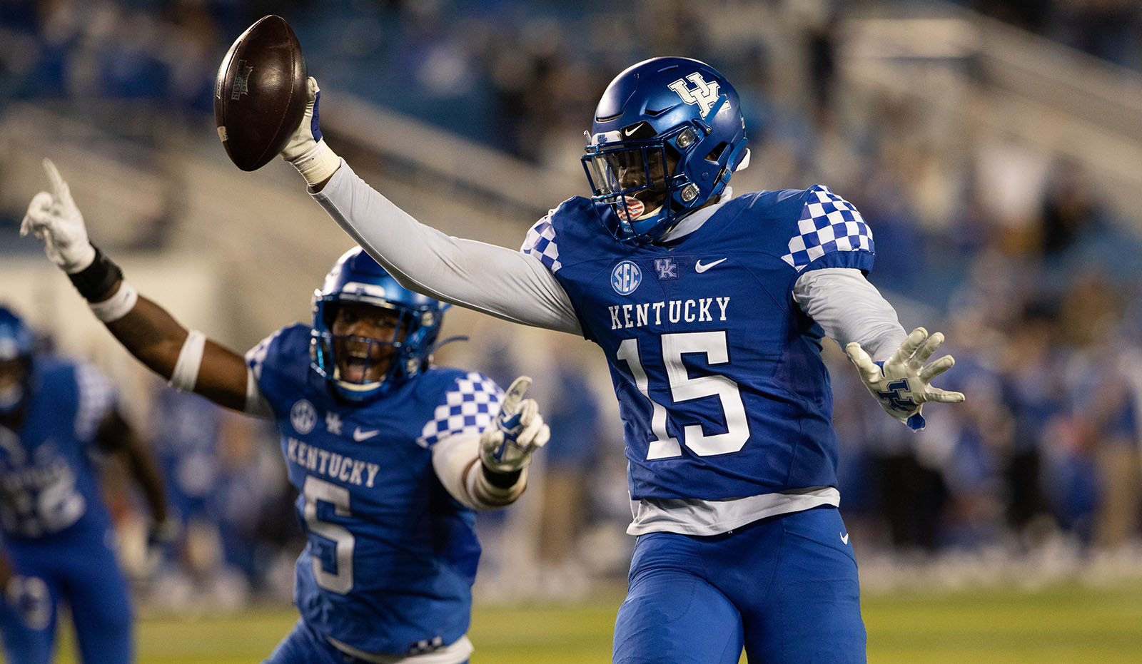White, Kentucky Defense Practicing Balancing Act Early in Fall