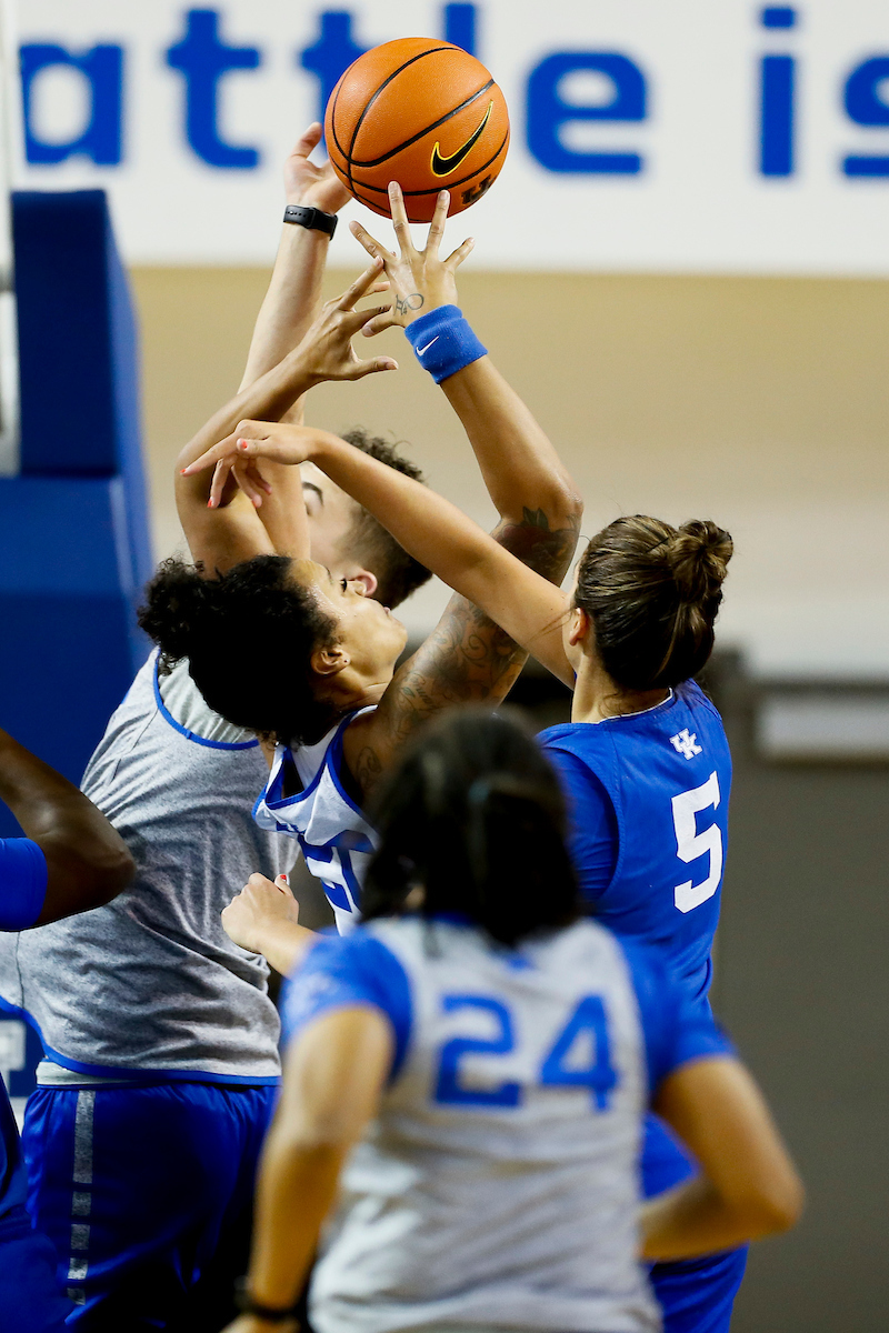 Azia Bishop. Blair Green.

Women’s blue-white.

Photos by Chet White | UK Athletics