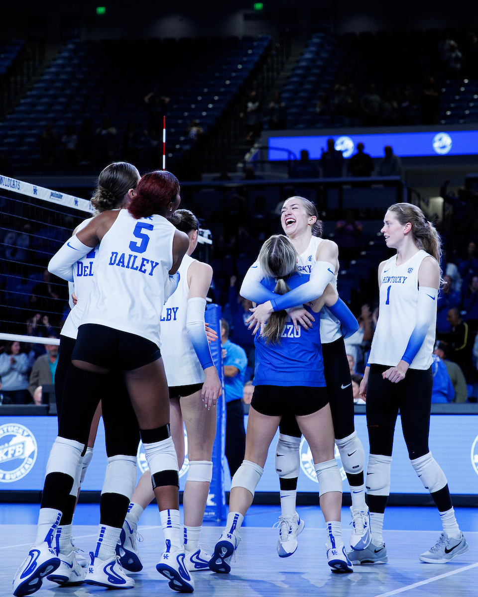 No. 14 Kentucky Sweeps Ole Miss in Oxford for Third-Straight Win