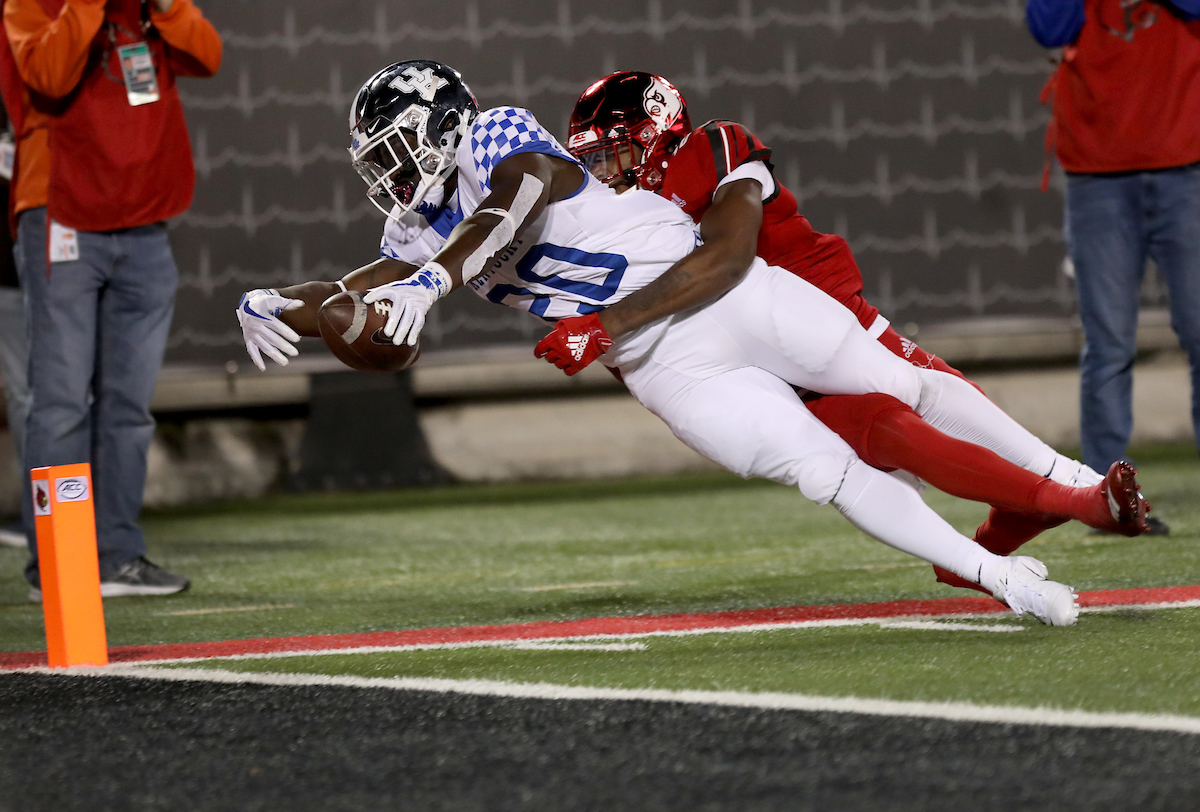 Kavosiey Smoke

Kentucky Football beats Louisville at Cardinal Stadium 56-10.

Photo By Robert Burge l UK Athletics
