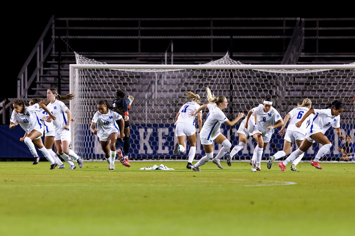 Kentucky Closes First Half of SEC Play at Florida