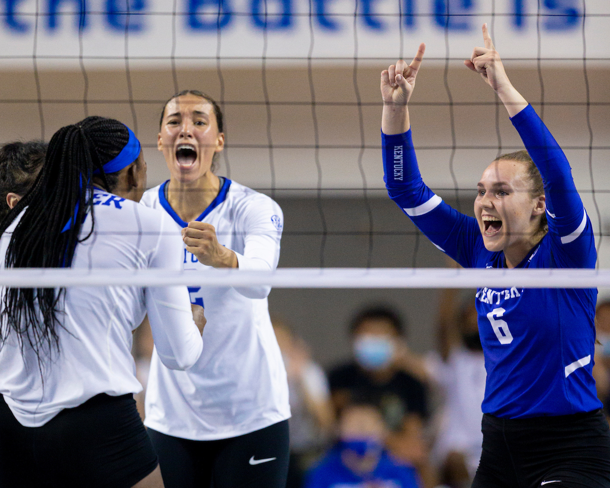 Madi Skinner. Eleanor Beavin.

Kentucky beats Stanford 3-2.

Photo by Grant Lee | UK Athletics