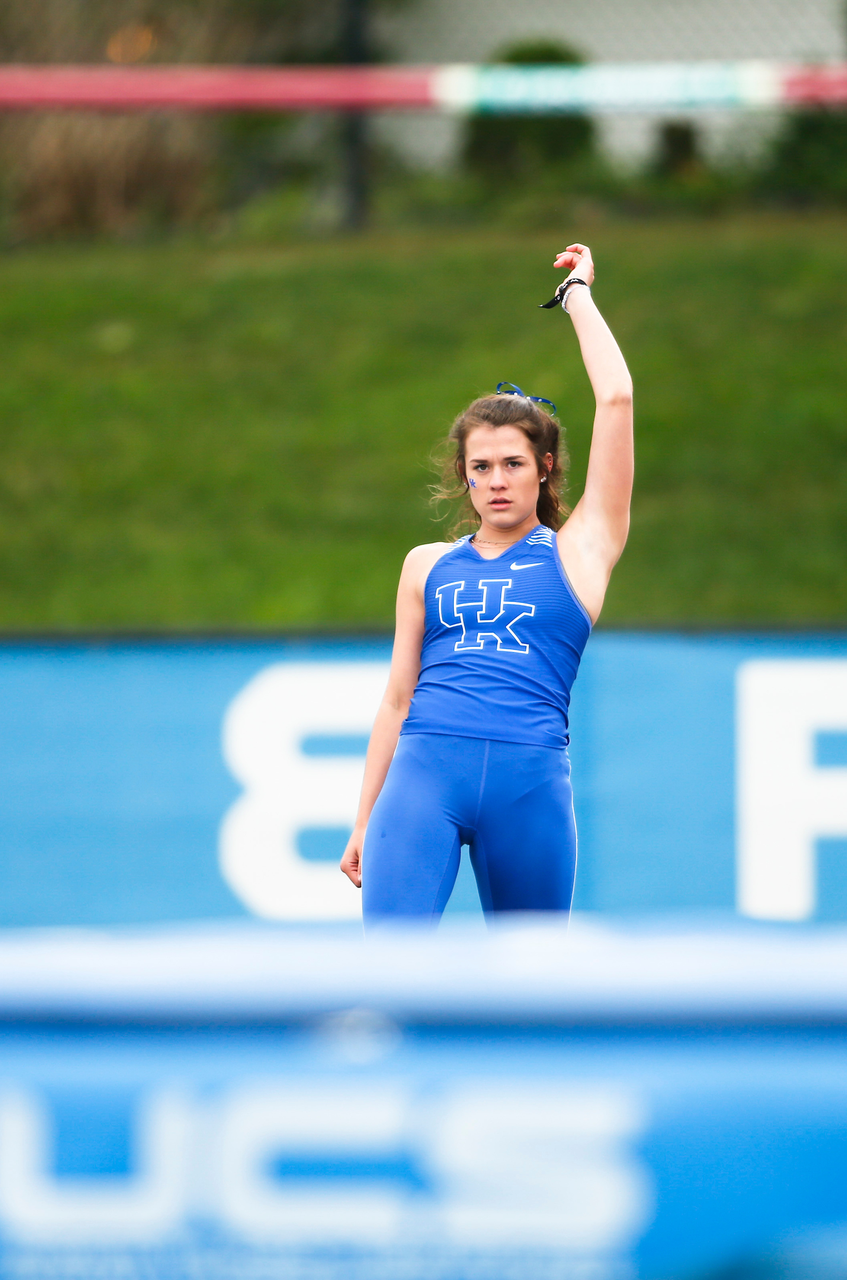 CARLY HINKLE.

UK Track and Field Senior Day

Photo by Isaac Janssen | UK Athletics