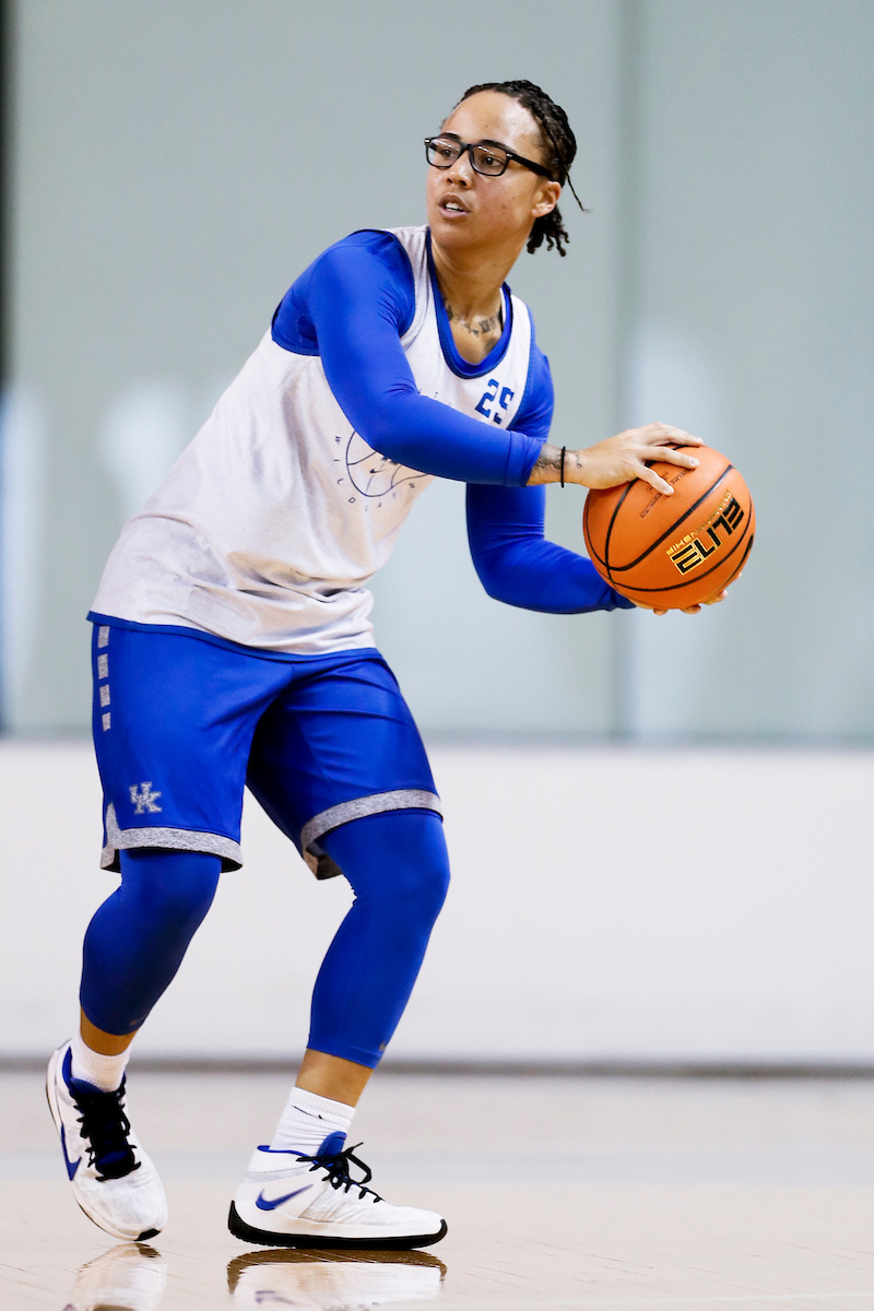 Makayla Epps.

Women’s blue-white.

Photos by Chet White | UK Athletics