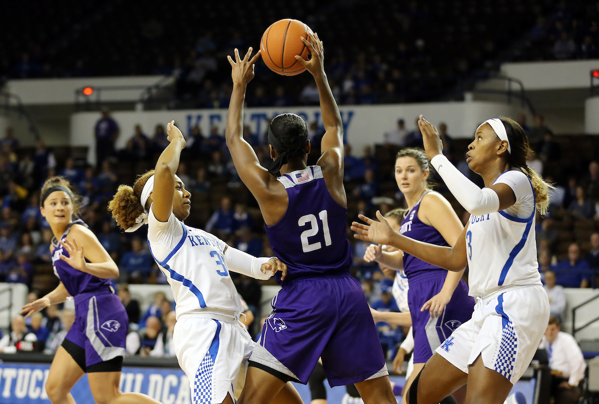 Keke McKinney, Jaida Roper


UK Women's Basketball beat High Point University 71-49 at Memorial Coliseum  on Sunday, November 18th, 2018.

Photo by Britney Howard  | UK Athletics