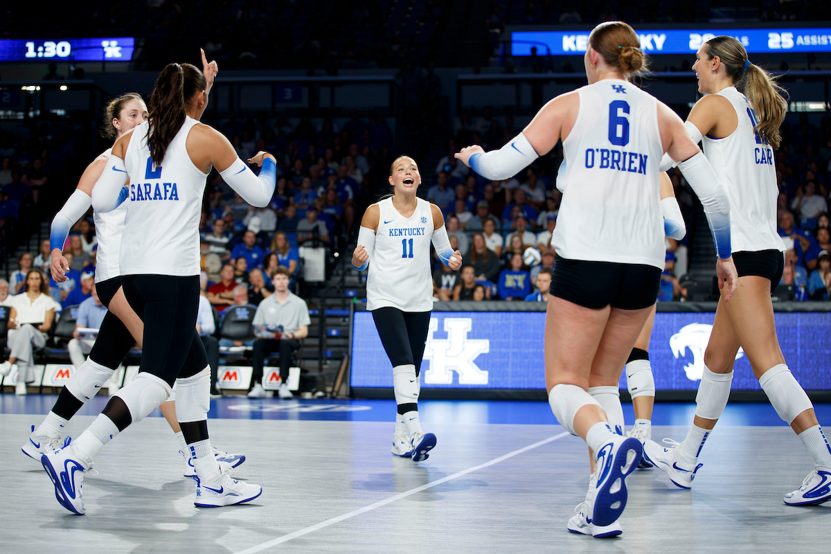 No. 3 Kentucky Sweeps South Carolina to Open SEC Play