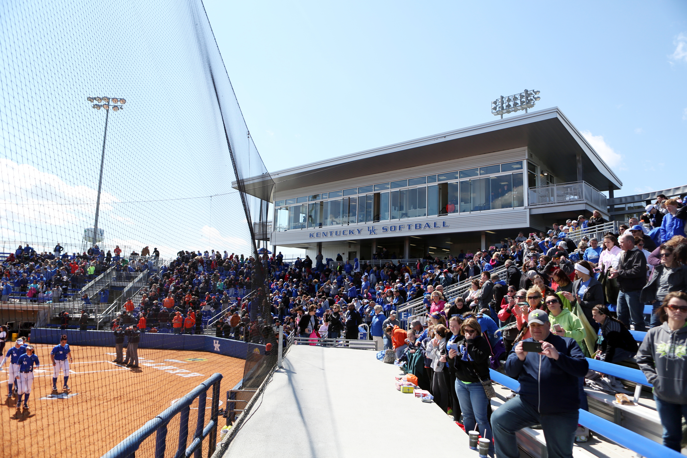 No. 3 Auburn Takes Series at Sold Out John Cropp Stadium in Wild Game