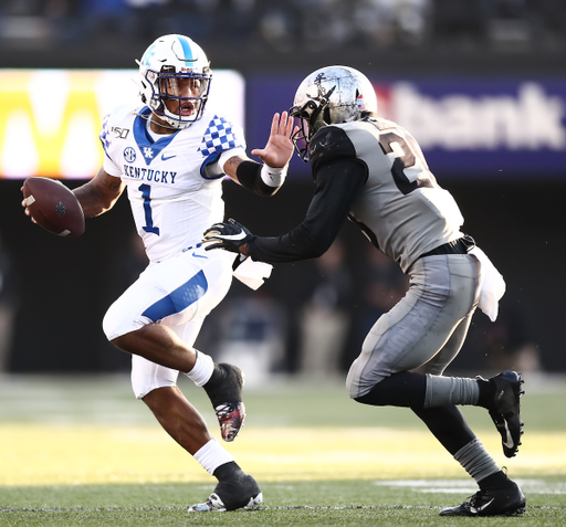 Lynn Bowden Jr.

Kentucky beats Vandy, 38-14.


Photo by Elliott Hess | UK Athletics