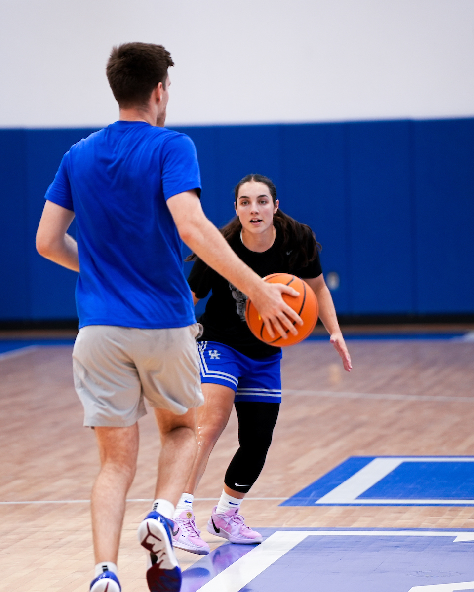 Women's Basketball Workout Photo Gallery (Sept. 14)