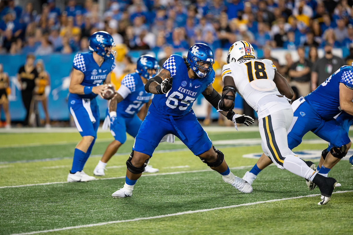 Darian Kinnard

UK defeats Mizzou 35-28

Photo By Jacob Noger | UK Football