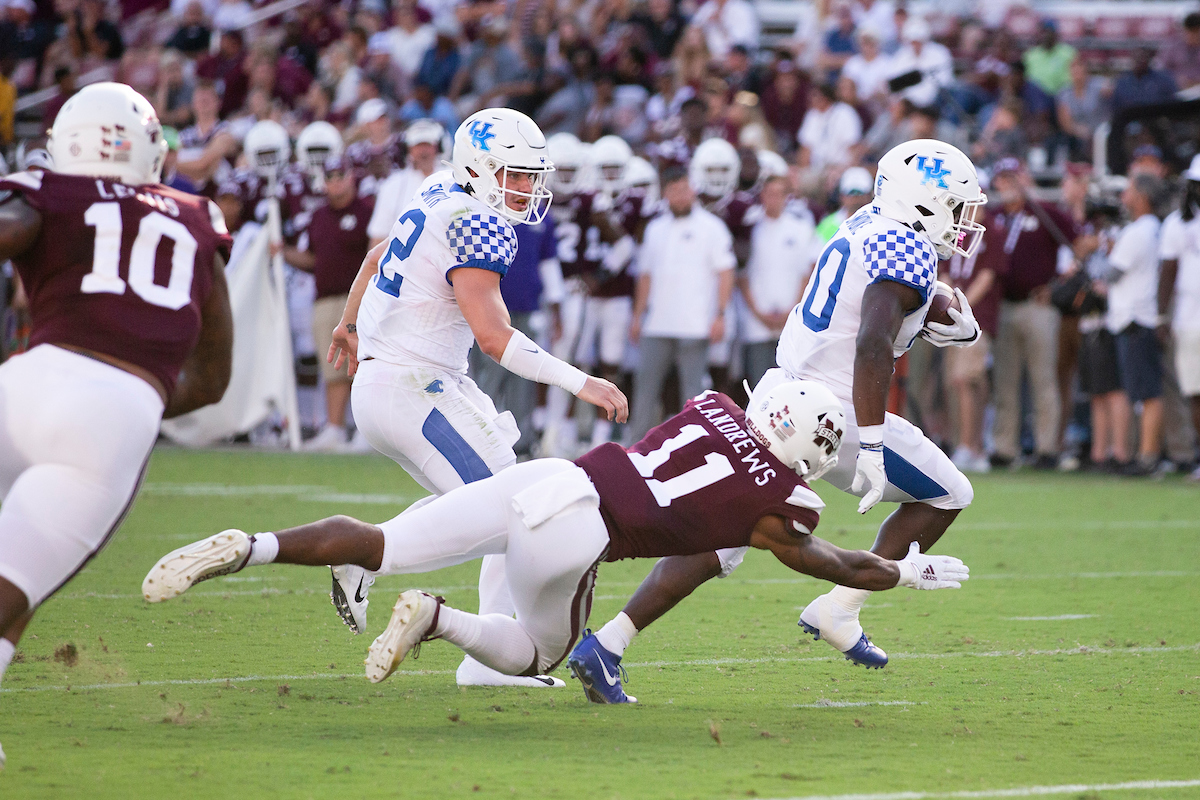 KAVOSIEY SMOKE.

Kentucky falls to Mississippi State, 28-13.

Photo by Elliott Hess | UK Athletics