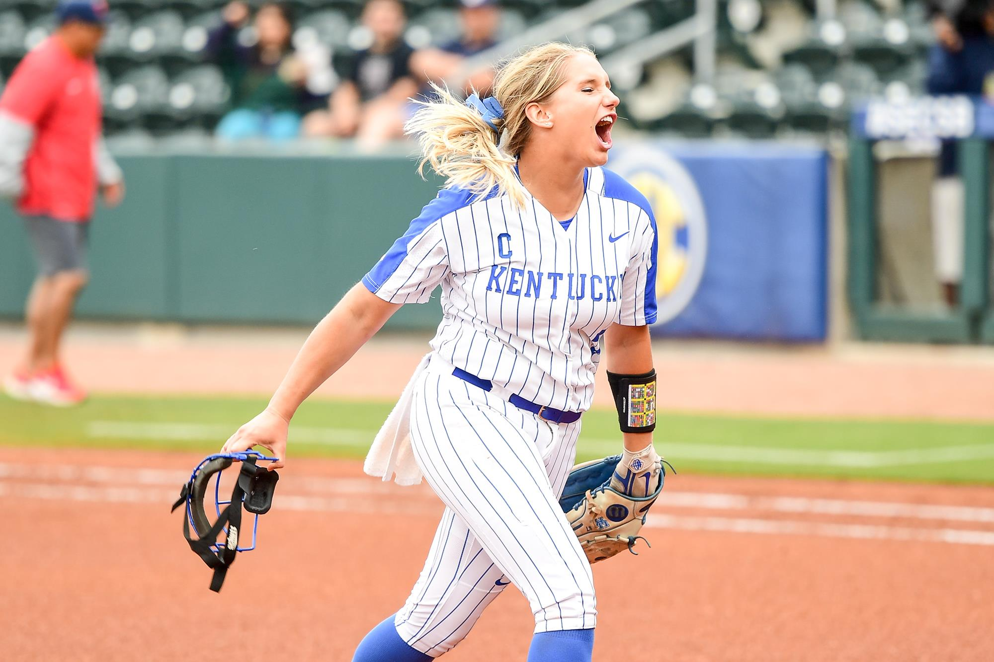 Humes Dazzles, Peyton & Martens Go Deep as UK Beats Illinois St.