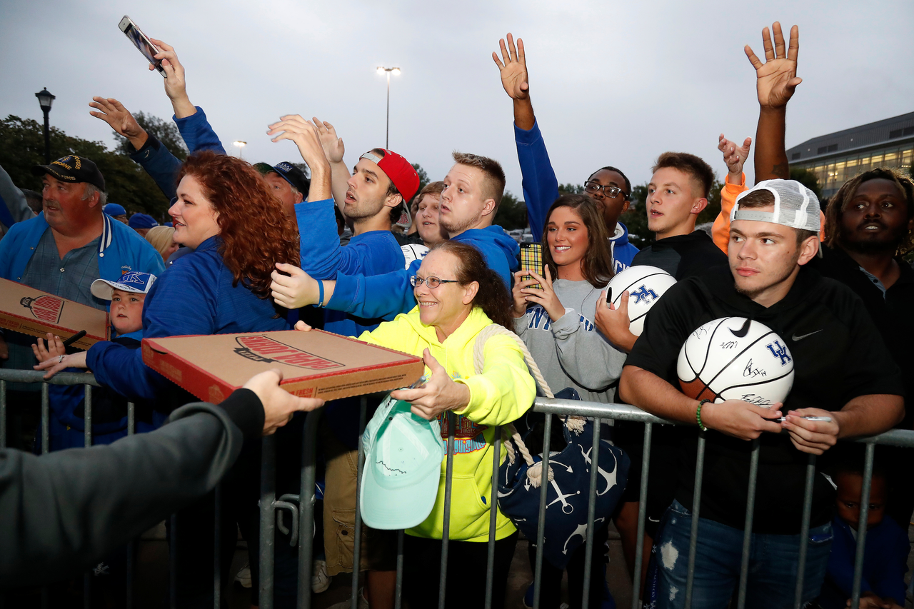Fans.

Madness campout. 180927.

Photo by Chet White | UK Athletics