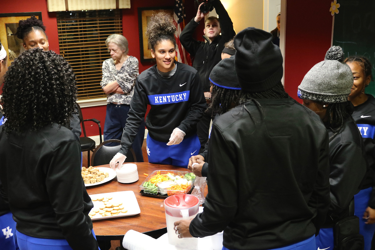Lashae Halsel

The women's basketball team visits the patients of the Lantern at Morning Pointe Alzheimer's Center of Excellence.

Photo by Noah J. Richter | UK Athletics