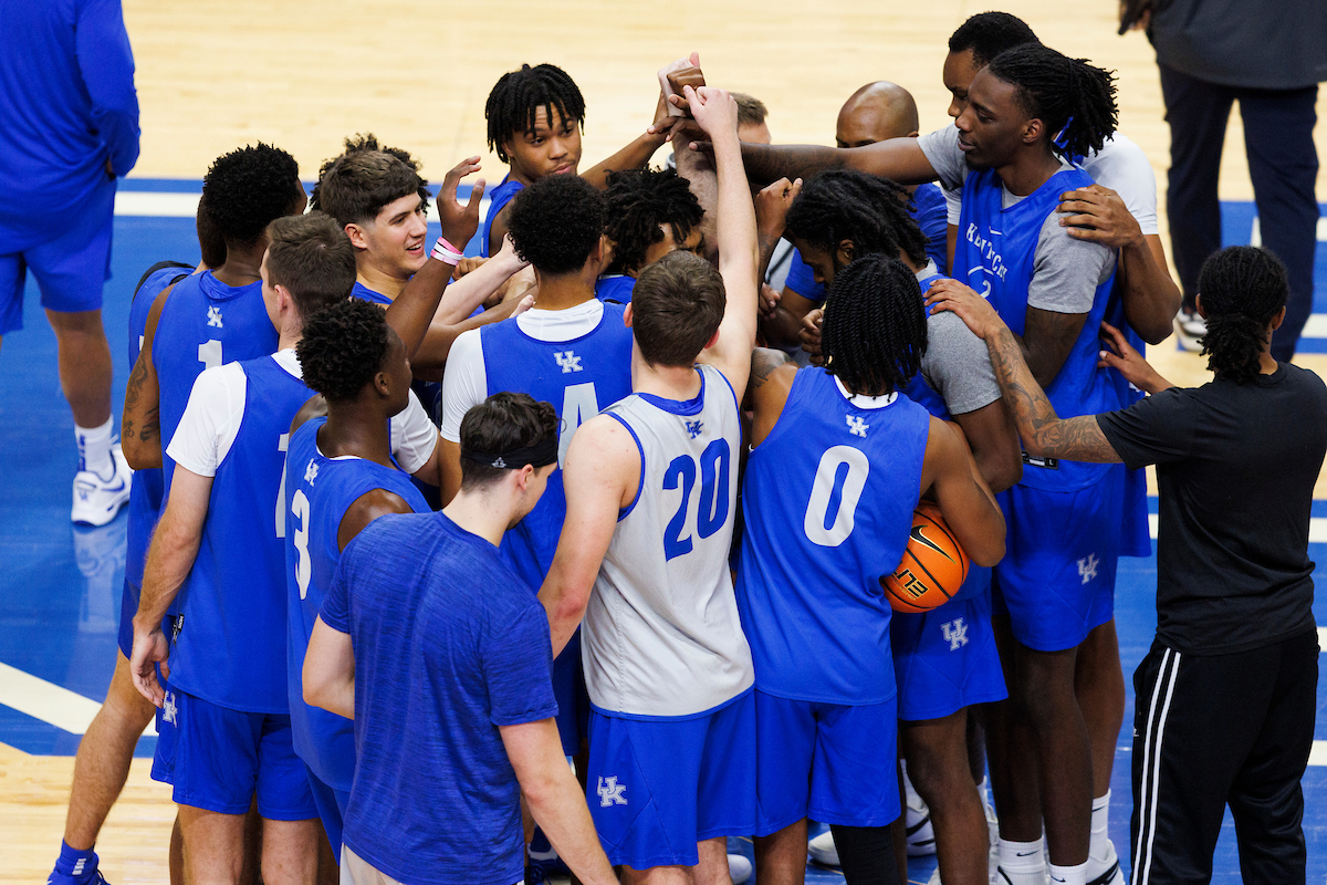 Cameron Mills chats with the Kentucky Men's Basketball team