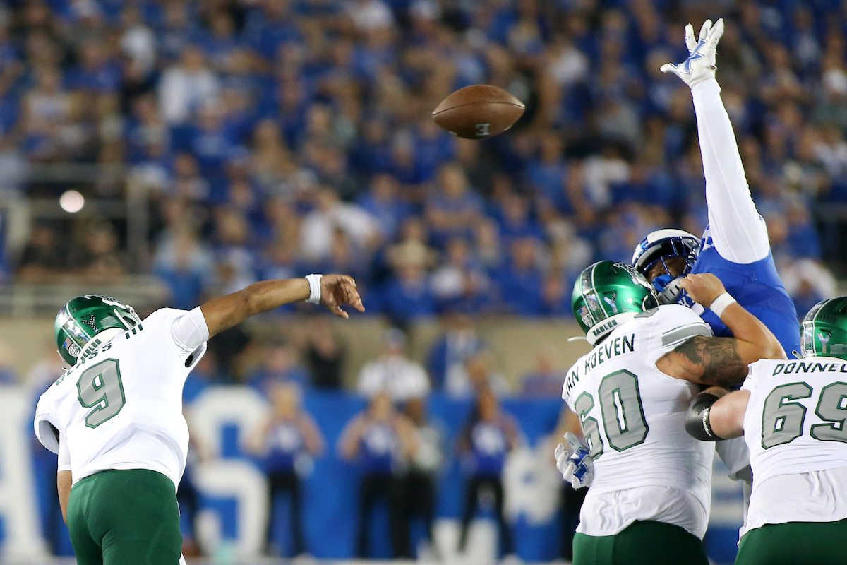 UK beat EMU 38-17.


Photo By Barry Westerman | UK Athletics