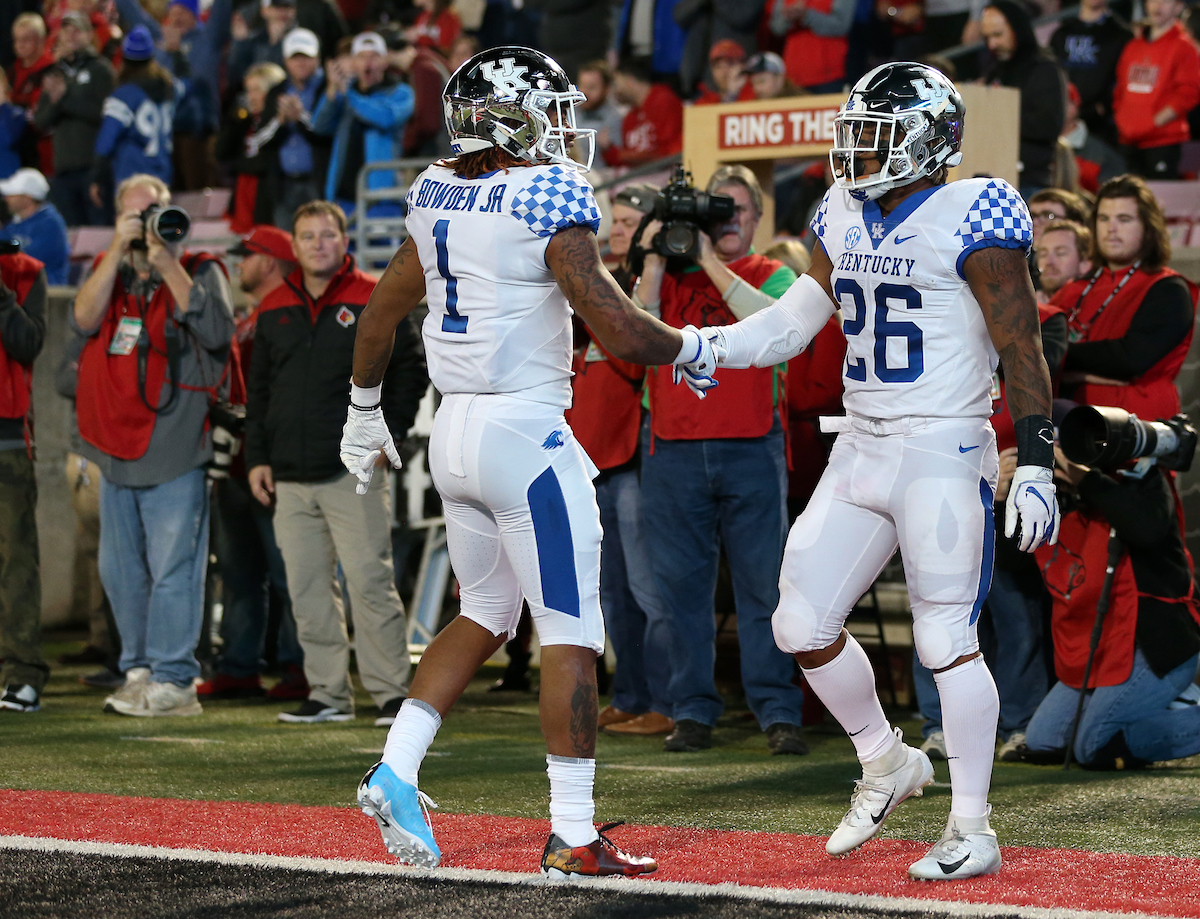 Lynn Bowden Jr and Benny Snell Jr

Kentucky Football beats Louisville at Cardinal Stadium 56-10.


Photo By Barry Westerman | UK Athletics