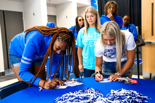 Tionna Herron. Cassidy Rowe.

Kentucky WBB 2022-23 newcomer move in.

Photo by Eddie Justice | UK Athletics