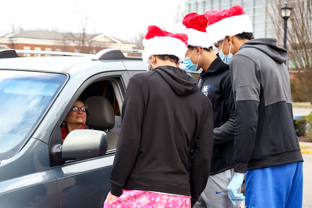 Jacob Toppin. Zan Payne.

Kentucky men's basketball gives back for the holidays.

Photo by Eddie Justice | UK Athletics