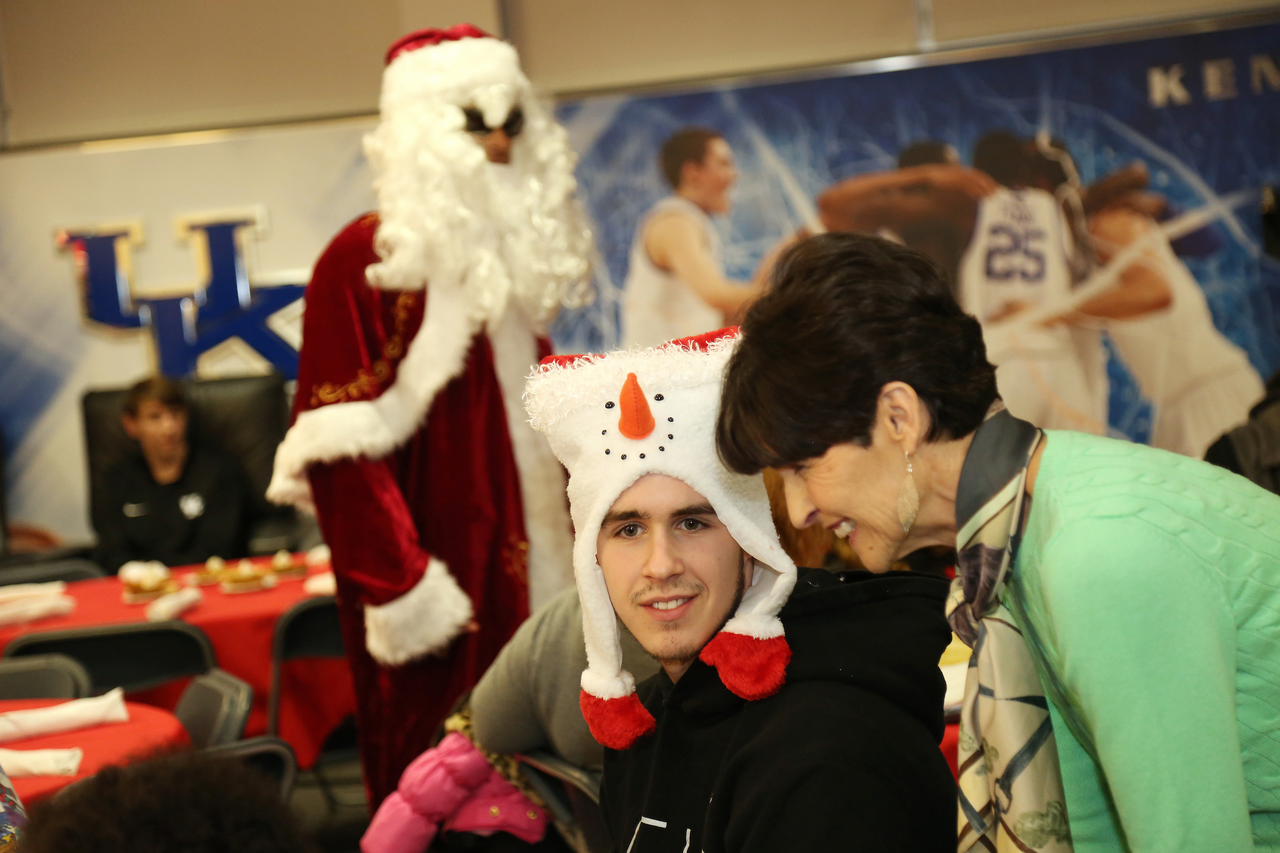 The Kentucky men's basketball team delivered an early Christmas to 10 families in Lexington. 