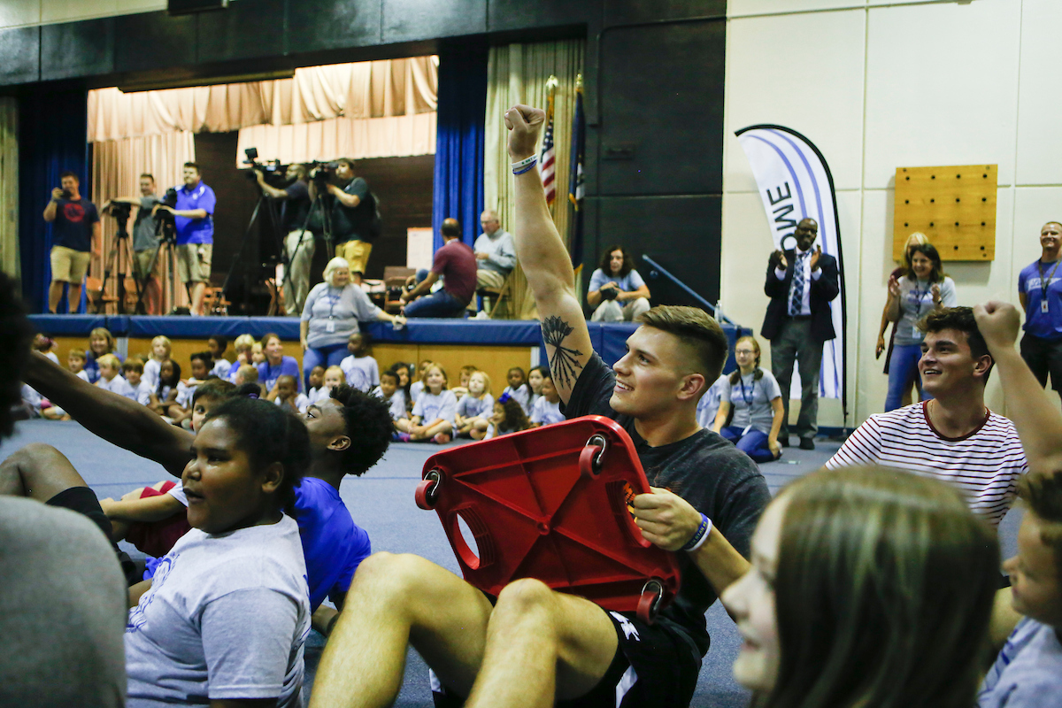 Nate Sestina, Riley Welch

Men's Basketball team delivers food to God’s Pantry at Picadome Elementary. 

Photo by Hannah Phillips | UK Athletics