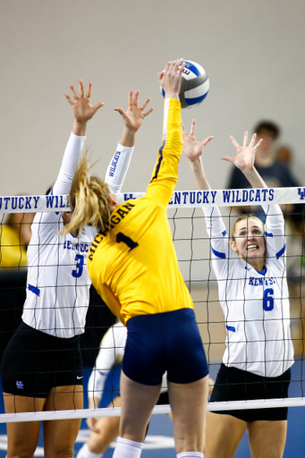 Madison Lilley and Kendyl Paris. 

UK beat Mich 3-0.

Photo By Barry Westerman | UK Athletics