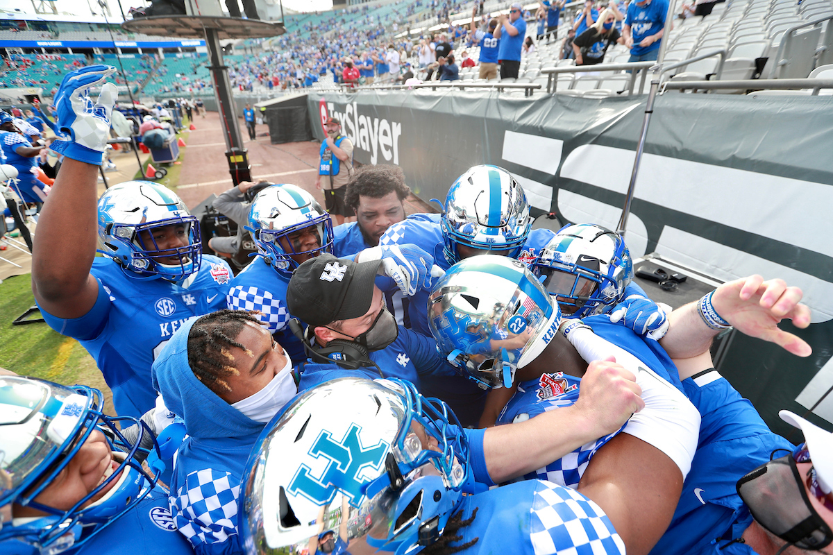 Coach Jon Sumrall & Jamin Davis

Kentucky beats NC State 23-21

Photo by Jacob Noger | UK Football