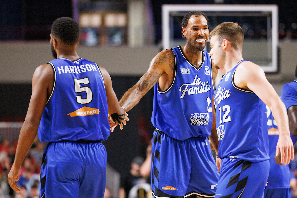 A picture of Willie Cauley-Stein high fiving Andrew Harrison
