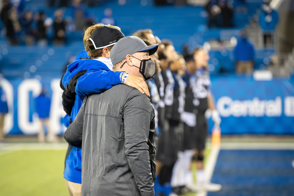 Mark Stoops & Senior Class

Kentucky beats South Carolina, 41-18.

Photo by Jacob Noger | UK Football