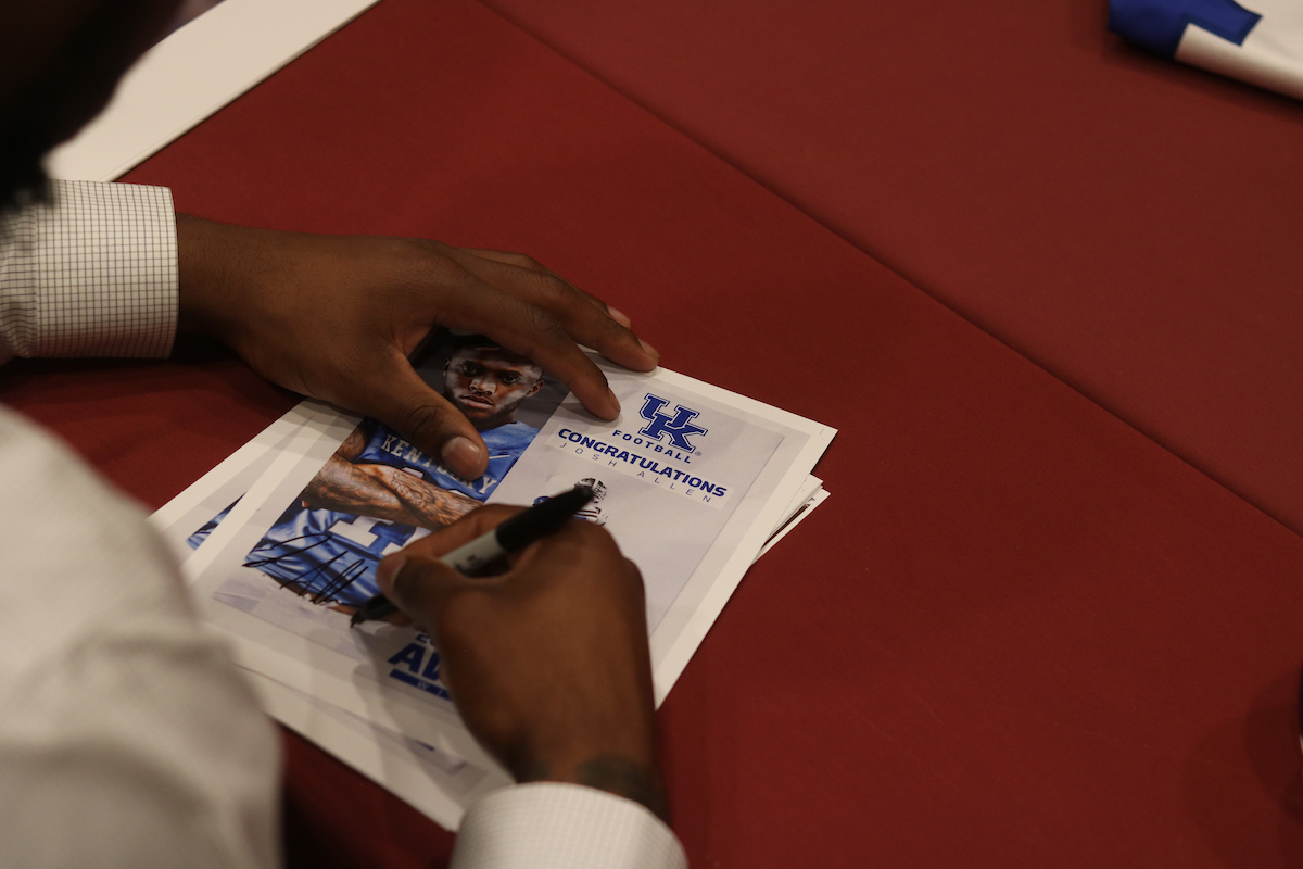 Josh Allen is honored as the 2018 Bednarik Award winner at the Maxwell Football Club Gala on Friday, March 7th, 2019.

Photo by Noah J. Richter | UK Athletics