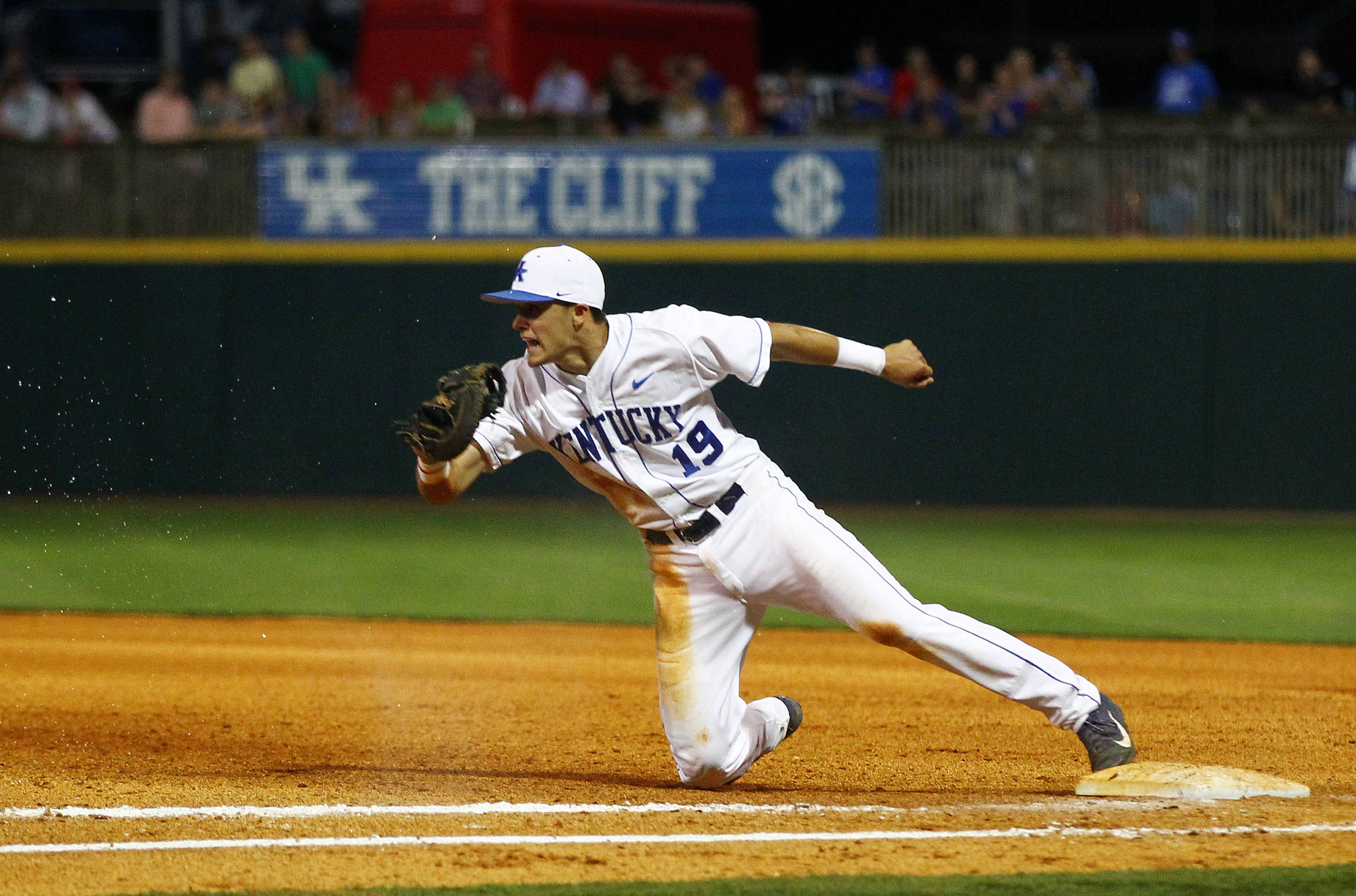 Evan White's elite athleticism on display at first base