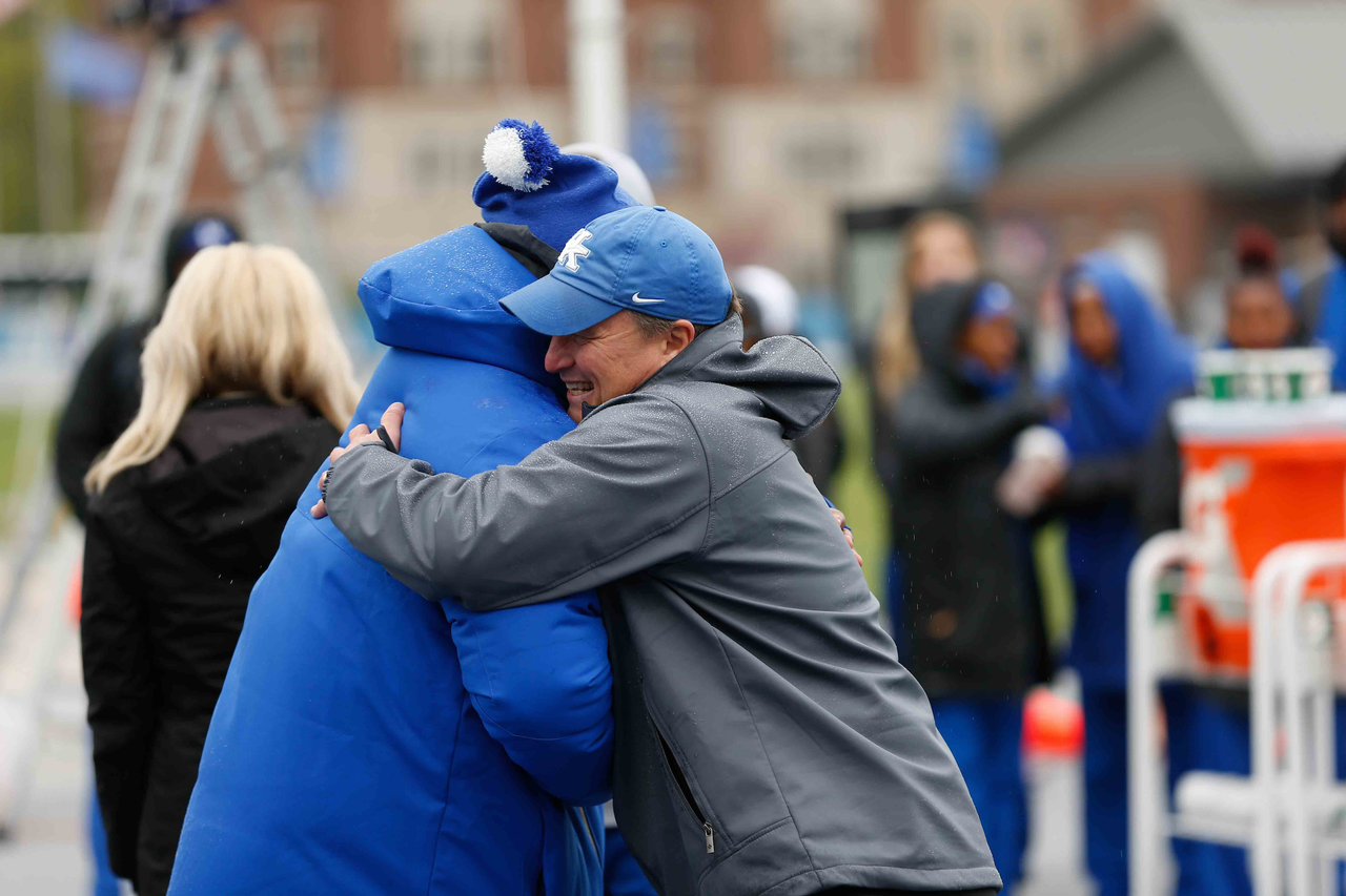 Hug.

UK Track and Field Senior Day

Photo by Isaac Janssen | UK Athletics