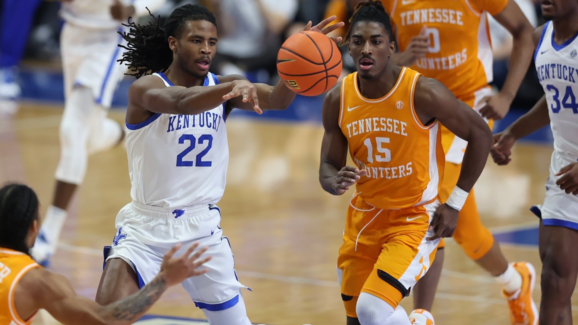 Kentucky Tops No. 10 Tennessee, Sweeps Regular Season Series