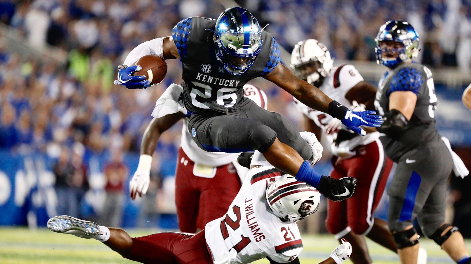 No. 17 Kentucky Stays Perfect, Topping South Carolina 24-10