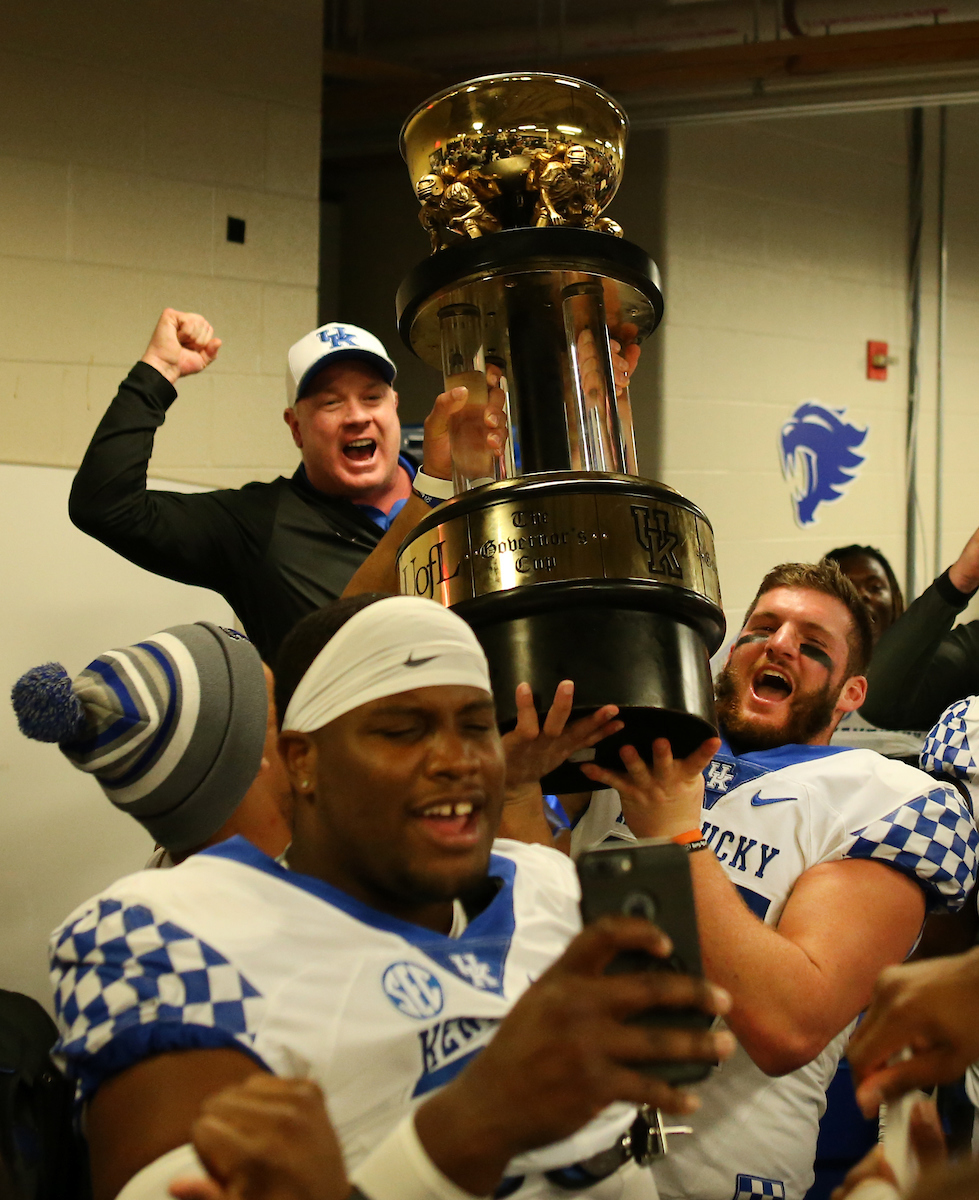 Mark Stoops and CJ Conrad

Kentucky Football beats Louisville at Cardinal Stadium 56-10.


Photo By Barry Westerman | UK Athletics