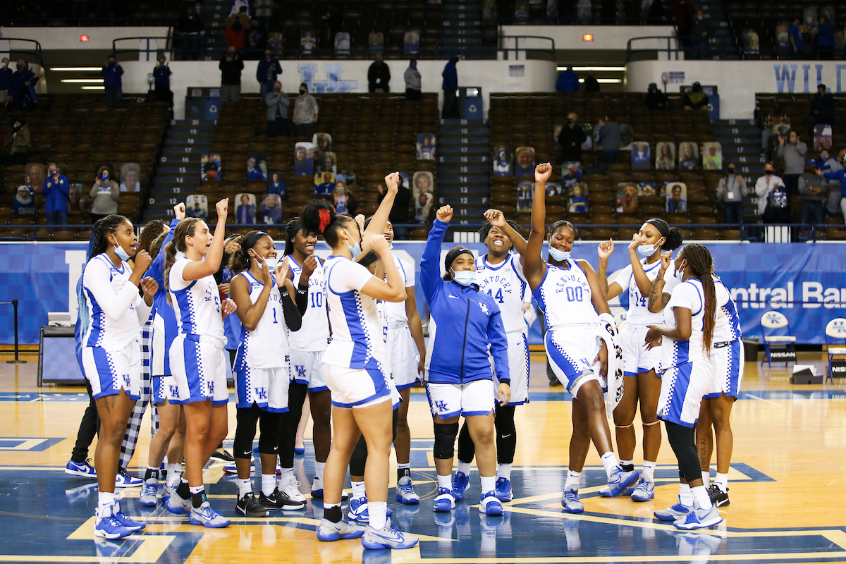 Team.

Kentucky beats Arkansas 75-64.

Photo by Hannah Phillips | UK Athletics